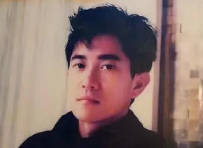 何超瓊?cè)ゼ腊蓐惏購?qiáng)嗎，陳百強(qiáng)被評(píng)為衣著杰出人士