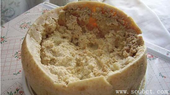 世界上最惡心的食物活蛆乳酪，忍不住嘔吐了！