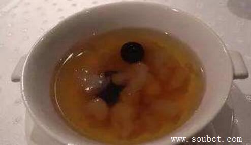 世界上最惡心的食物活蛆乳酪，忍不住嘔吐了！