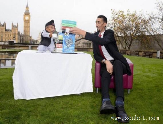 世界第一高人，官方測量身高2.465米