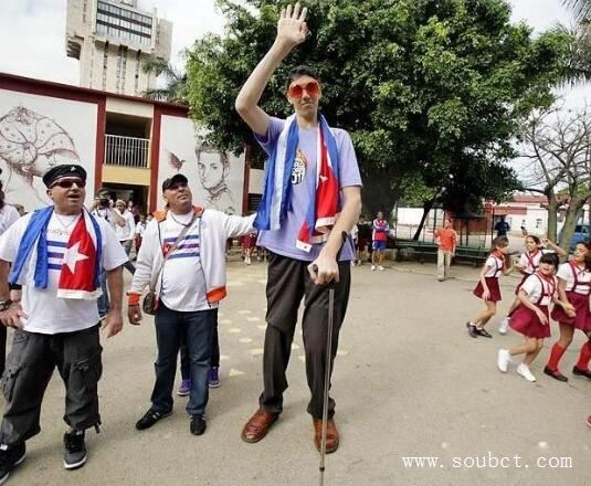 世界第一高人，官方測量身高2.465米