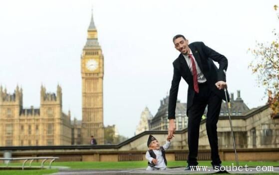 世界上最矮的人和最高的人合影，上演最萌身高差