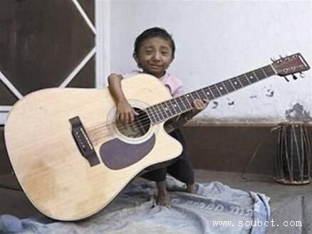 世界上最矮的人和最高的人合影，上演最萌身高差