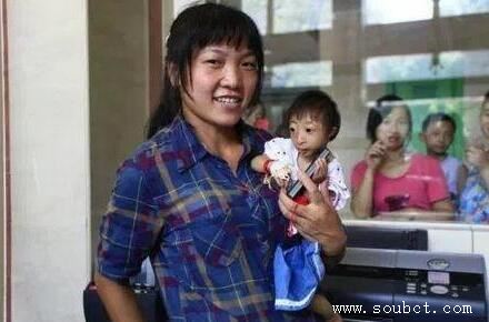 世界上最矮的人和最高的人合影，上演最萌身高差