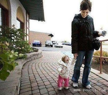 世界上最矮的人和最高的人合影，上演最萌身高差