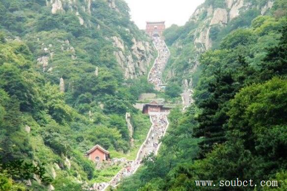 天下第一山,山東泰山海拔高達1545米