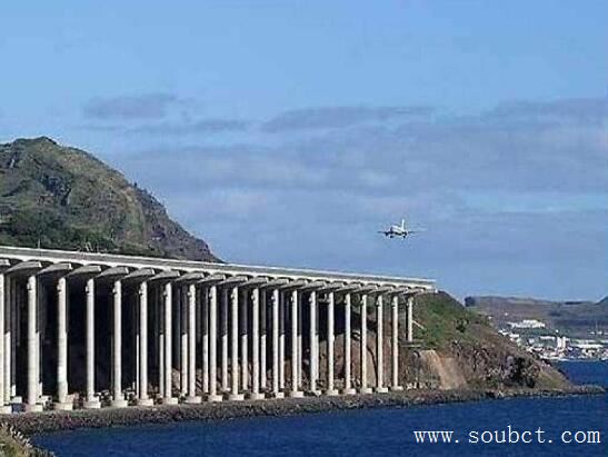 世界十大危險機場,西班牙直布羅陀機場橫跨公路