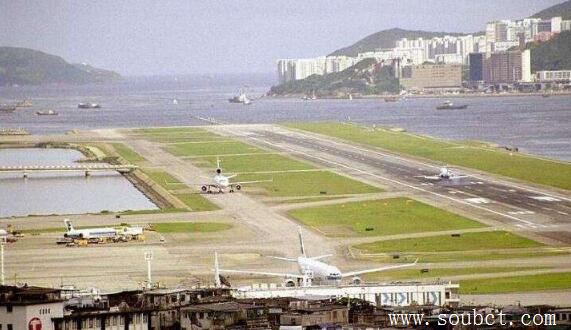 世界十大危險機場,西班牙直布羅陀機場橫跨公路