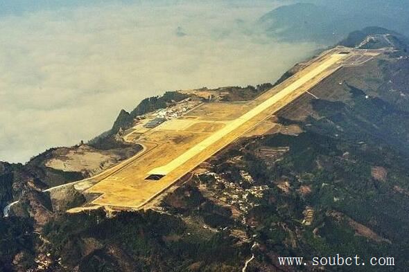 世界十大危險機場,西班牙直布羅陀機場橫跨公路