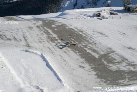 世界十大危險機場,西班牙直布羅陀機場橫跨公路