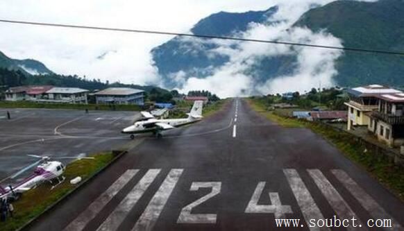 世界十大危險機場,西班牙直布羅陀機場橫跨公路