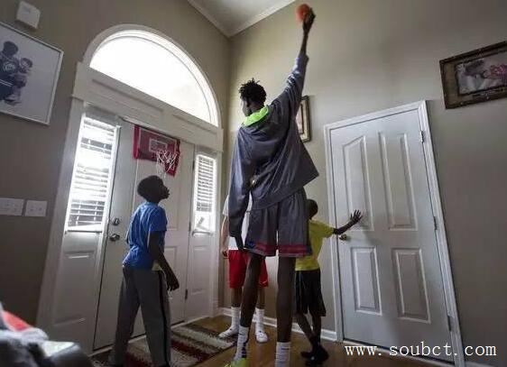 世界上最長的腿，蘇丹馬努特·波爾腿長1.54米（臂展2.59米）