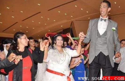 世界第一巨人健康狀況良好，與妻身高相差0.77米