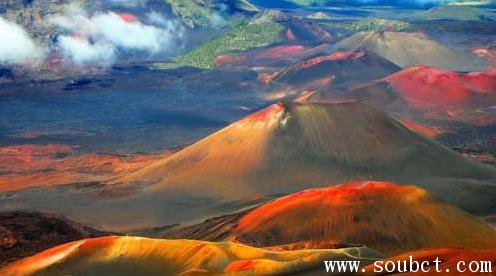 世界上最大的活火山，夏威夷摩那勞火山頻繁噴發