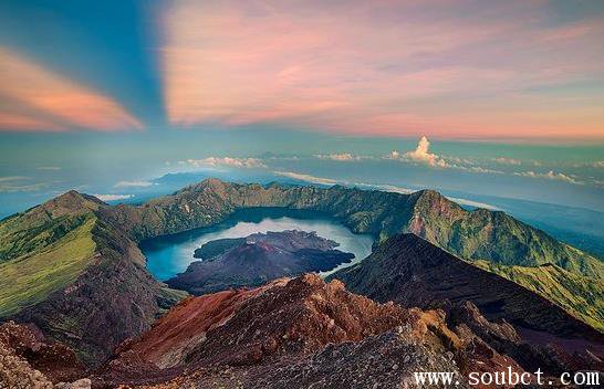 世界上最大的活火山，夏威夷摩那勞火山頻繁噴發