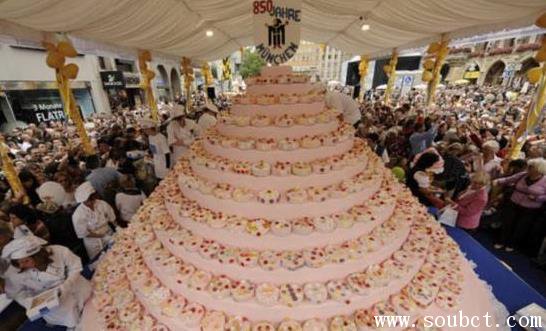 世界上最大的蛋糕易主，河南土豪賣場驚現8米巨型蛋糕