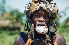 盤唇族現在還割唇嗎，盤唇族為什么放盤子