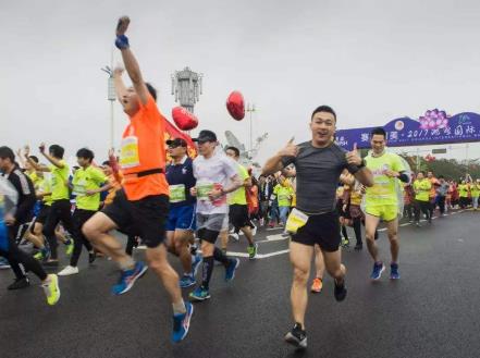 馬拉松跑全程是多少，跑馬拉松最快的人