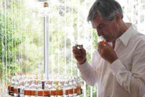 聞香師怎么考，學3年靠鼻子聞香水工資趕超白領