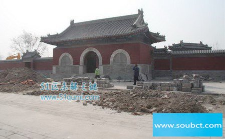 北頂娘娘廟強拆現場刮黑風,施工現場挖出大白蛇