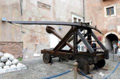 霹靂車是哪場戰斗發明的，霹靂車和投石車區別