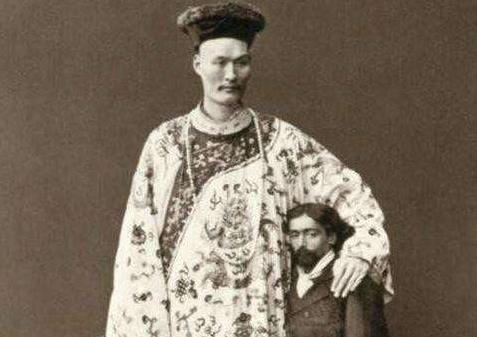 詹世釵的真實(shí)身高有3.19嗎，詹世釵和羅伯特誰高