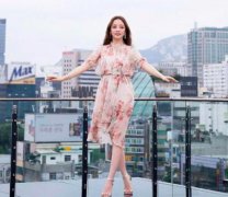 具荷拉近年來出演過什么電視劇 直播跳舞時(shí)裙子掉落