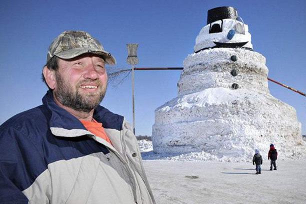 世界上最高大的雪人，美國老漢堆出15米雪人