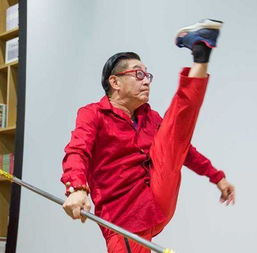 六小齡童拍西游記時多大年齡