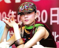 楊麗萍為什么總戴帽子