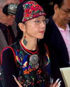 楊麗萍為什么總戴帽子