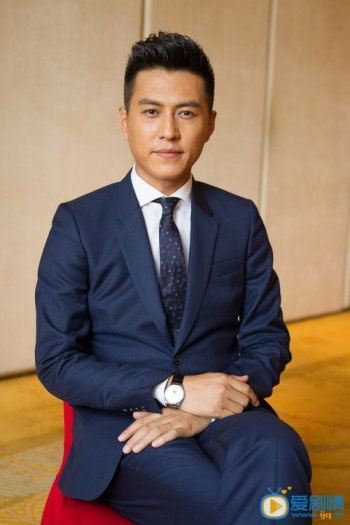 靳東的母親是誰