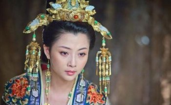 殷桃嘴唇上是什么東西