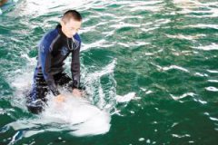 白鯨對人吐水代表什么