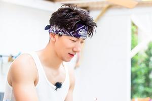 張亮拍中餐廳受傷了嗎