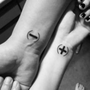 于小彤腳踝紋身是什么