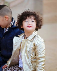 鄒明軒為什么卷頭發(fā)