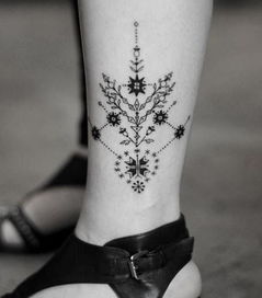 于小彤腳踝紋身是什么