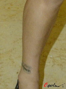 于小彤腳踝紋身是什么