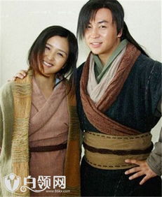 何潔釋小龍?jiān)谝黄鸲嗑? src="http://www.igztz.com/uploads/allimg/200813/01205134a-0.jpg"/></div>
<p>釋小龍故意拉起衣服上的帽子罩住頭部,女孩戴著一個(gè)醫(yī)藥用的藍(lán)色大口罩將整張臉遮住,兩人舉止親密。雖然神秘女子戴著口罩,但眾多眼尖的網(wǎng)友指認(rèn)為何潔。戀情曝光后,雙方都選擇了沉默,不予回應(yīng)。但據(jù)知情人士透露,何潔和釋小龍的姐弟戀情已經(jīng)持續(xù)了半年多,戀情的起源是一起合拍電影《刀客外傳》。</p>
<div><img alt=
