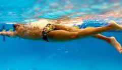 在家怎么練自由泳打腿