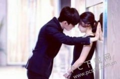 壁咚是什么意思