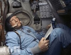 流浪地球宇航員為什么要休眠