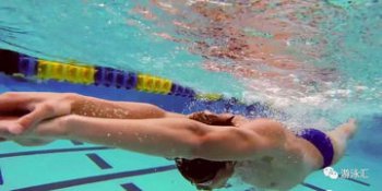 蛙泳身體傾斜怎么糾正