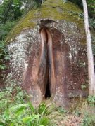 廣東韶關(guān)丹霞山陰陽石,中國十大最令人臉紅的奇石之一