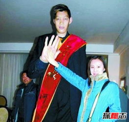 世界第一高人王峰軍身高2.33米，家中兄妹6個只有他自己超高
