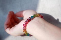 女生佩戴碧璽的禁忌