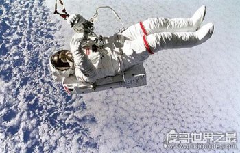 人被大氣壓力給壓死了，宇航員太空拍攝到浮尸