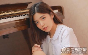 懲罰女朋友最疼最污的方法,趨她來大姨媽當面狂吃東西