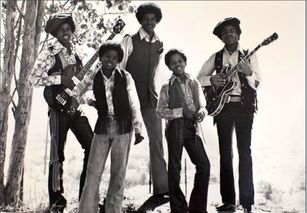 mj為什么那么火，因為他對音樂、舞蹈的貢獻以及備受關注的個人生活